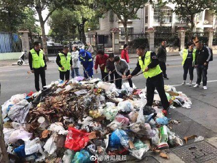  小时：上海阿姨把钻戒当垃圾扔了 8吨垃圾半小时找回戒指