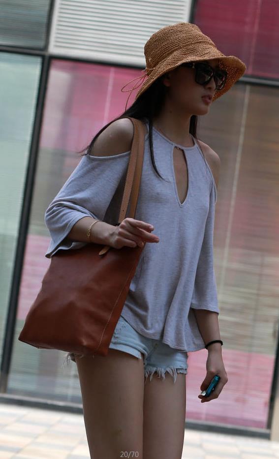 草帽小姐姐深VT桖穿出秀丽好身材，白皙纤瘦的双腿很吸睛