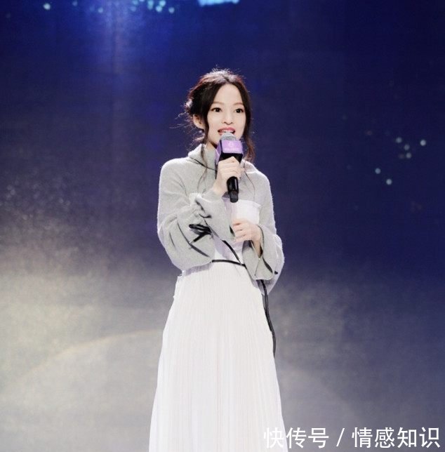 张韶涵登台演唱，一袭绿裙惊艳四座，当镜头移到她的手，我呆了