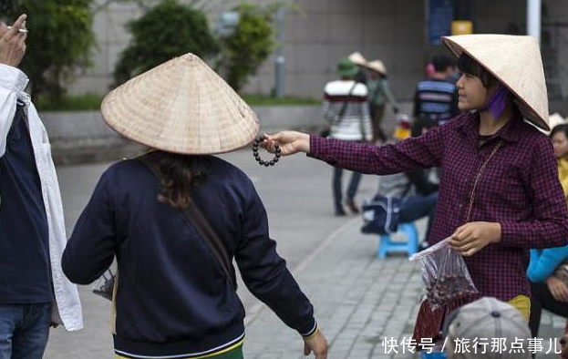 中国小伙首次到越南旅游，被街边姑娘伸手要钱，理由让人很无语！
