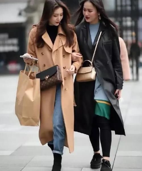  『气质』美女时尚街拍：空谷幽兰的美女，一条白色的连衣裙外搭皮外套，气息迷人范