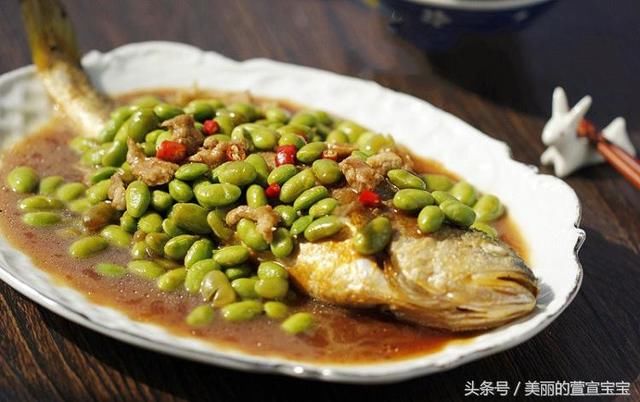 青豆焖鱼图片
