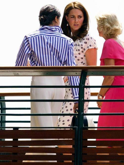 梅根穿的衬衫太肥,不适合她娇小身材,网友:这是跟哈里借的吧?