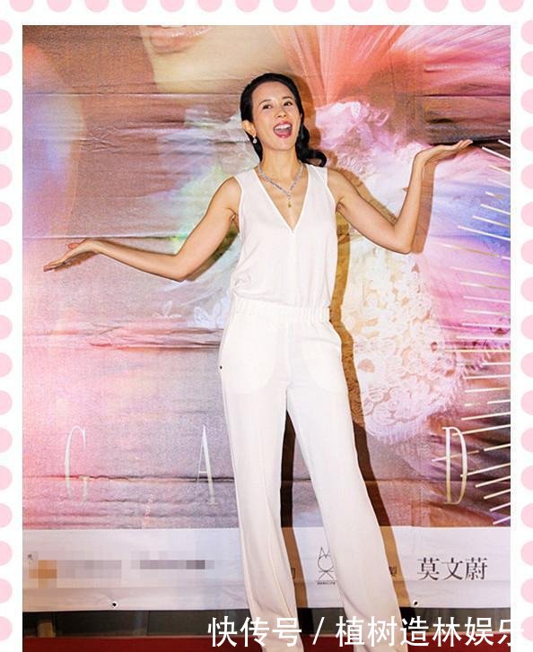 曾经的性感女郎莫文蔚，如今却被旁边男助理抢了风头