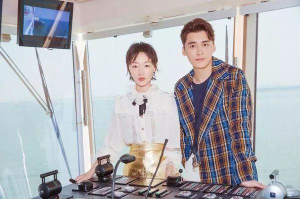 92年周冬雨跟00后易烊千玺宛如同龄人?!出道8年越来越嫩竟是因为.