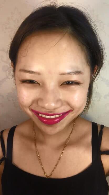 长得像凤姐的女孩真的是难看，化妆之后被奉为女神