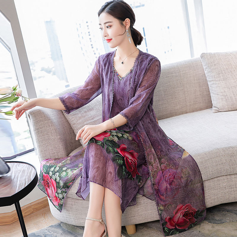 33-45岁女人穿高贵蚕丝裙,上身风韵优雅,美得路人三回头