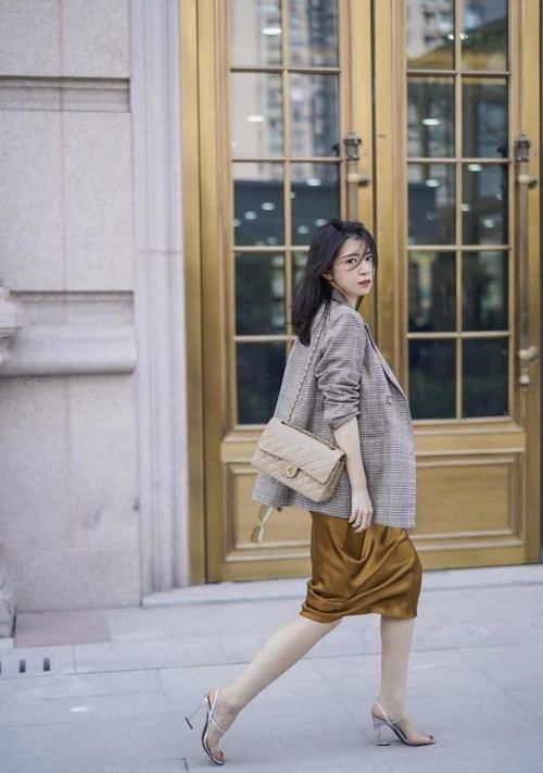  『选择一』三木博主春季穿搭，格子西服外套内搭吊带连衣裙，减龄又洋气