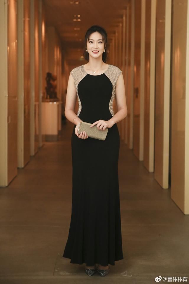 美到窒息!惠若琪一袭黑色长裙惊艳红毯，优雅婉约女神范十足