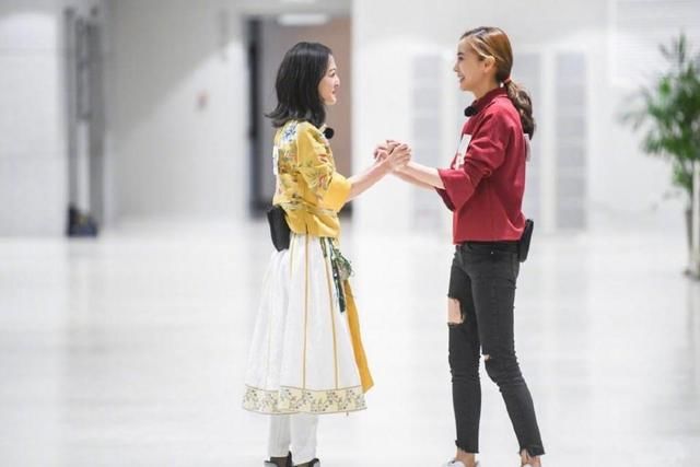 张韶涵跟杨颖太有默契了，既清新白裙之后又同穿薄纱裙，简直美翻