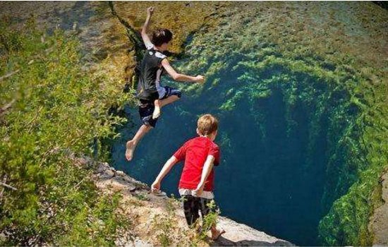 世界上最危险的水潭：40米深曾夺8人性命，游人却争先往下跳