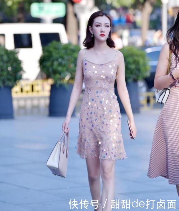 「气质」美女街拍:紧身裙小姐姐,展现高挑的身材,尽显性感的魅力!