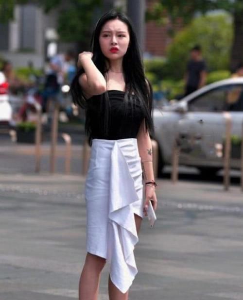  『时尚』街拍：气质高雅的美女，一条浅蓝色连衣裙，时尚魅力好身材
