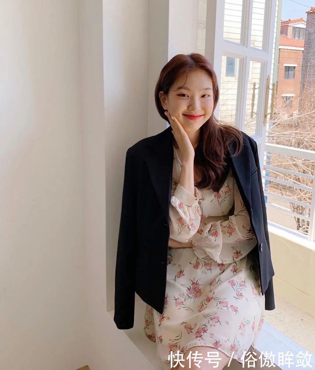 #出门#短西装外套+裙子搭配,出门踏青这样穿,美得路人都侧目