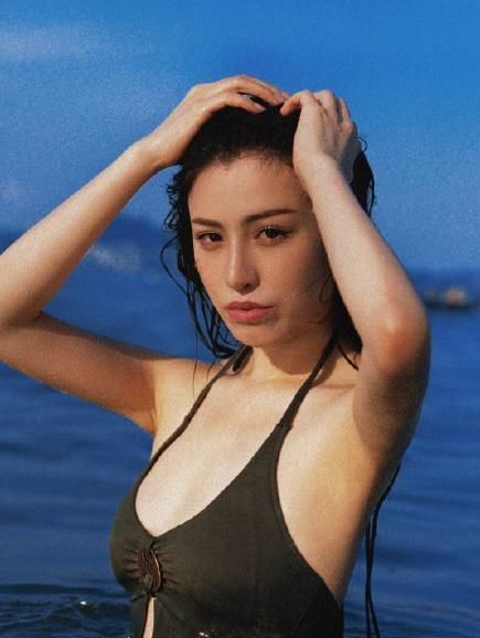  「度假」刘翔前妻复古港风写真，穿“泳装”秀饱满身材，度假风格随性潇洒