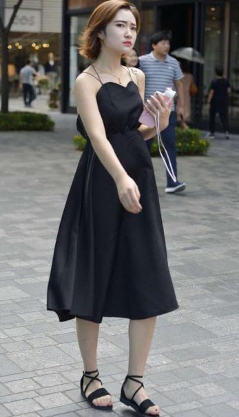 街拍：小姐姐一身红色套装，尽显女人优美曲线，妩媚，大方