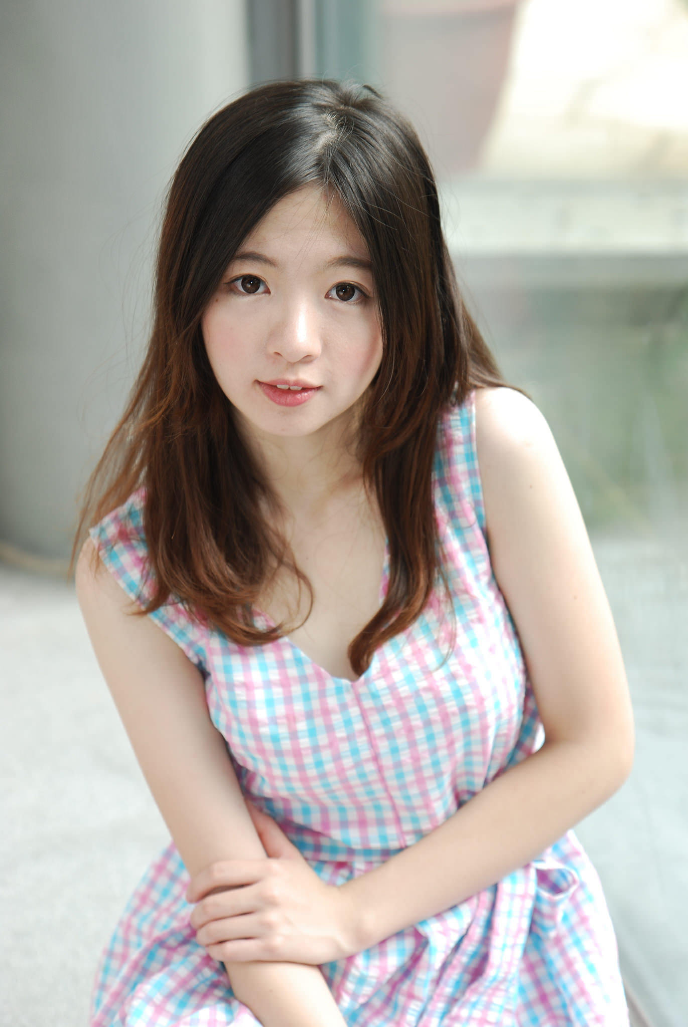  「小姐姐」小姐姐相貌娇美, 肤色白皙, 格子短裙, 娇艳无伦