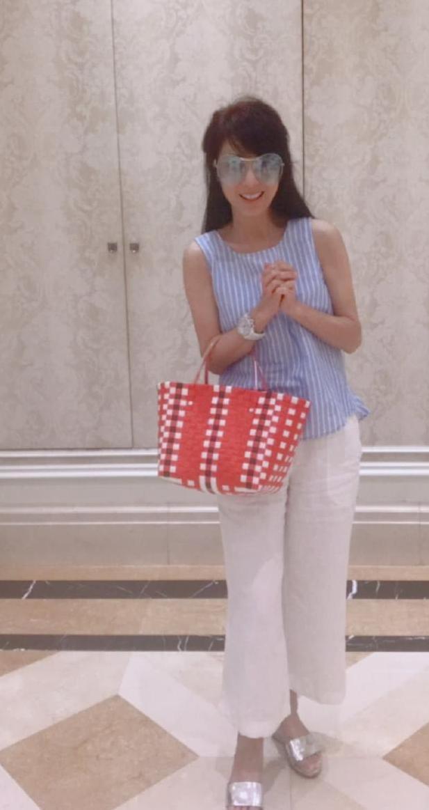 米雪真过分！只穿一件镂空针织衫现身，网友：她真的63岁了吗？