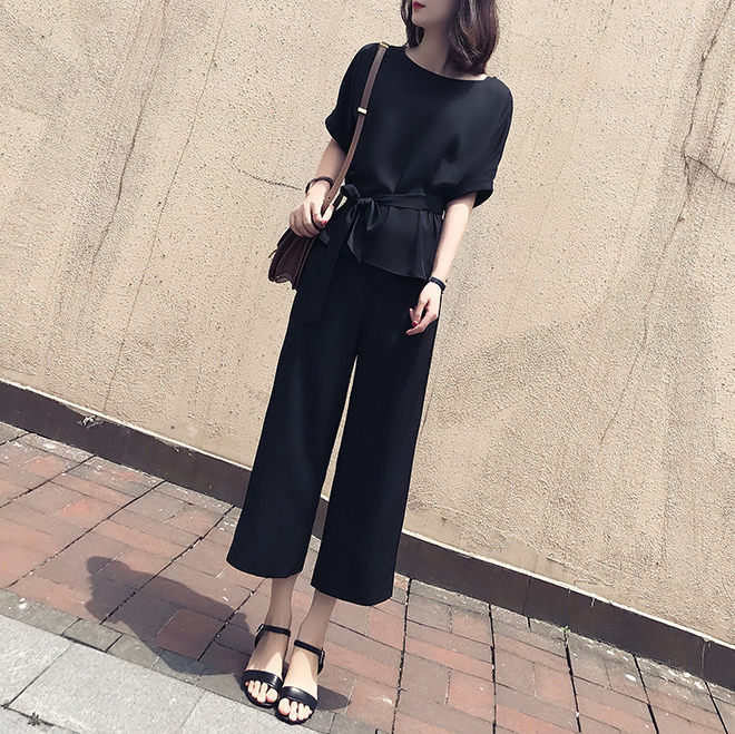 8月立秋后，40岁女人多穿这种时尚套装，尽显女人窈窕身姿，美