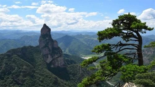 世界上最大的天然佛像,因形似观音,被誉为“观音峰”