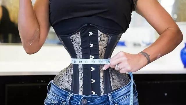 女子沉迷沙漏型身材，花数万元买45件紧身胸衣，怀孕时也要穿着！