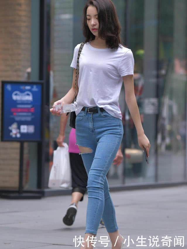 街拍: 知性小姐姐紧身破洞裤到处都是勒痕, 闺蜜微胖身材更有料