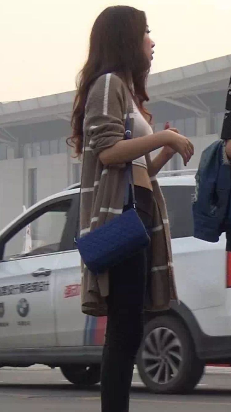 街拍丨捕捉到一只穿紧身裤的睫毛精,很撩!