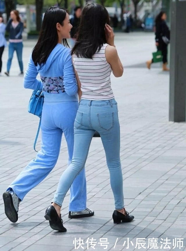 「小姐姐」路人街拍,靓女搭配着一件红色的吊带,充满着无限的魅力