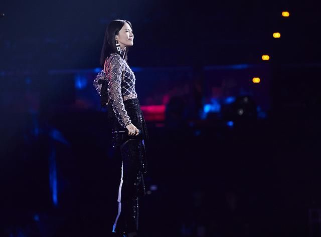 曾经辣眼渔网装,谭维维金曲奖上穿了两次,果然是歌手里最会穿的