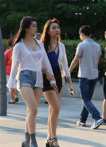 『美女』街拍:美女身穿紧身连衣裙,身材苗条有型,呈现S型身材