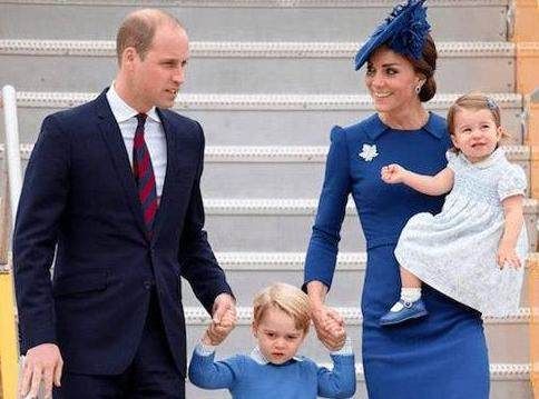 36岁的凯特王妃:镂空蕾丝裙很妩媚，最后一张抱娃姿势很霸气!