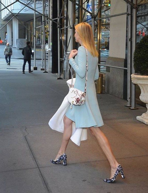 38岁伊万卡:蓝色短裙尽显细长双腿,最后一张上围傲人!