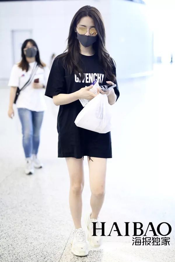 瘦回巅峰的赵薇年轻10岁!白百何这脸是怎么了?【海报街拍】