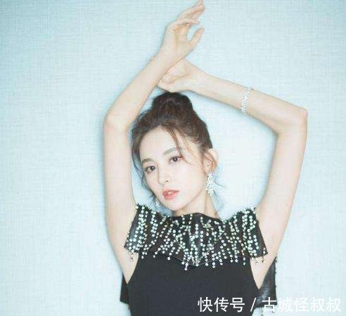 古力娜扎真是拼，穿透视纱裙大秀性感酥胸，网友张翰该后悔了