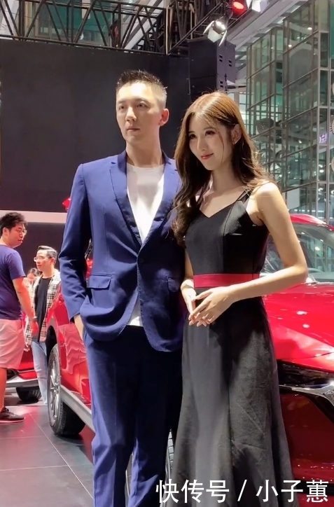 [ 美女]你裙子中间的红色条纹是腰带吗？，美女