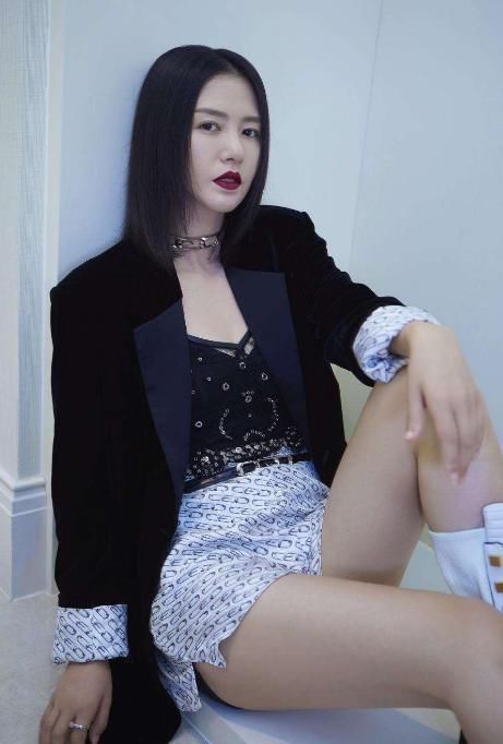  『引爆』绿色皮衣搭配纱裙，这样的穿搭就她敢穿，引爆潮流时尚美出新高度