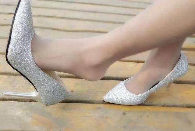 穿上高跟鞋拥有美丽与自信，如春风一样尽显女人之美