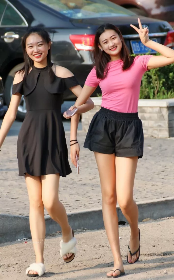 路人街拍，黑色连衣裙，展示性感好身材，时尚潮流有魅力！