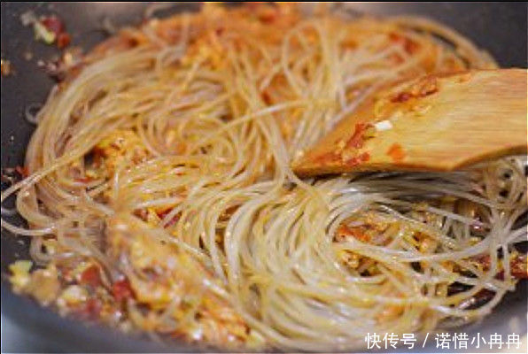 「分明」炒粉条时,焯水后直接炒是大错多加1步,粉条根根分明,不粘锅