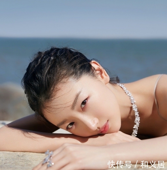  「裸色」周冬雨穿裸色纱裙大秀美背 肤白貌美娇俏可人