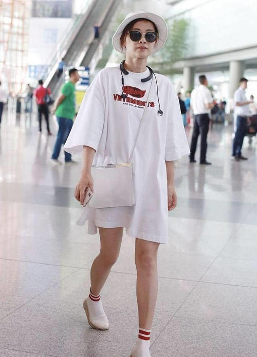 梅婷腿有点粗，但是会搭配就是厉害，网友：怎么看都舒服