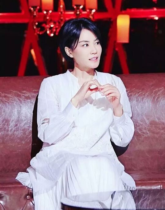 49岁王菲上综艺!红了这么多年还是气质精，时髦穿搭成范本