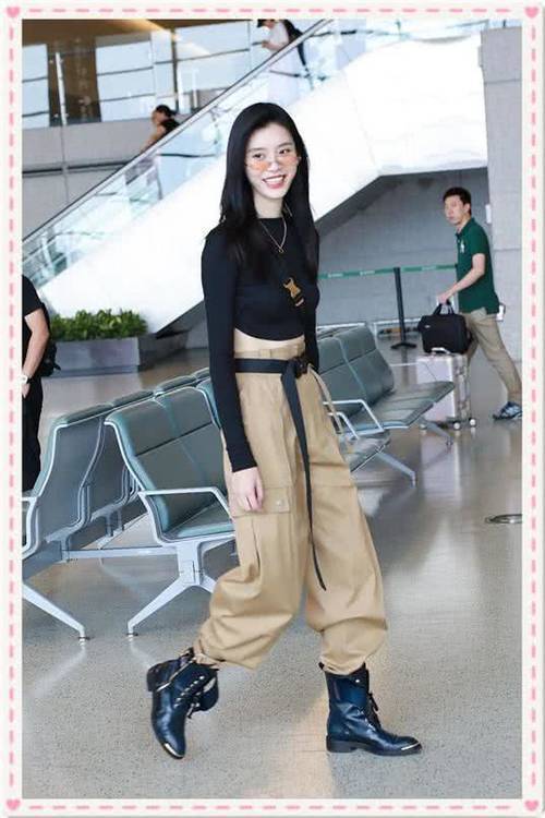 奚梦瑶这下糗大了！穿紧身背心都撑不起来，网友：心疼何煪君！