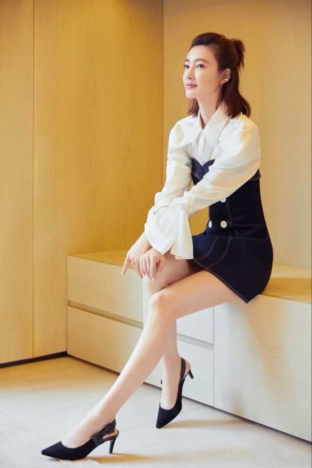 剪了短发的“素颜女神”王丽坤，简直跟开挂似的，美得堪比少女！