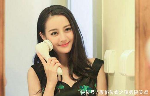 迪丽热巴突破性感底线?穿了史上最短的裙子,坐下来的那一刻亮了