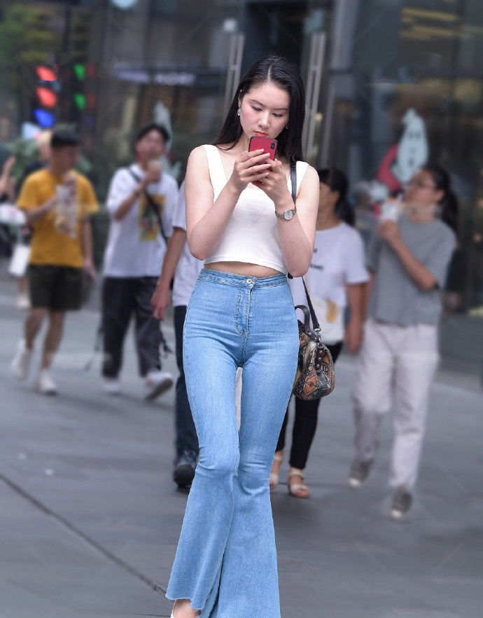  个性|牛仔喇叭裤,个性穿搭的好选择,身材高挑的女生值得一试