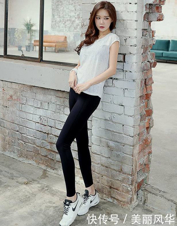 清纯白皙的打底裤美女，突显纤细小蛮腰，十分抢眼！