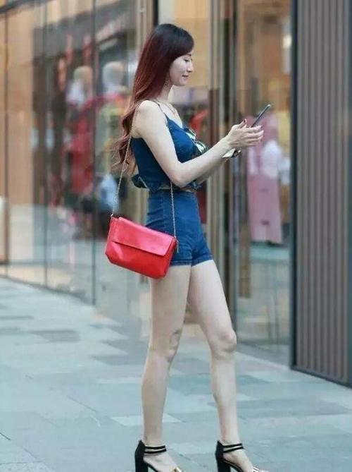 清新俏丽的牛仔裤小姐姐，穿搭时尚，好身材让人羡慕！
