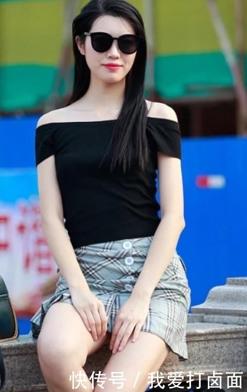 【辣妈】辣妈一字肩格子裙,清爽又减龄,魅力混搭风