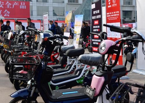  「厂家」新国标电动车上市就滞销？厂家新车积压，网友：我得为